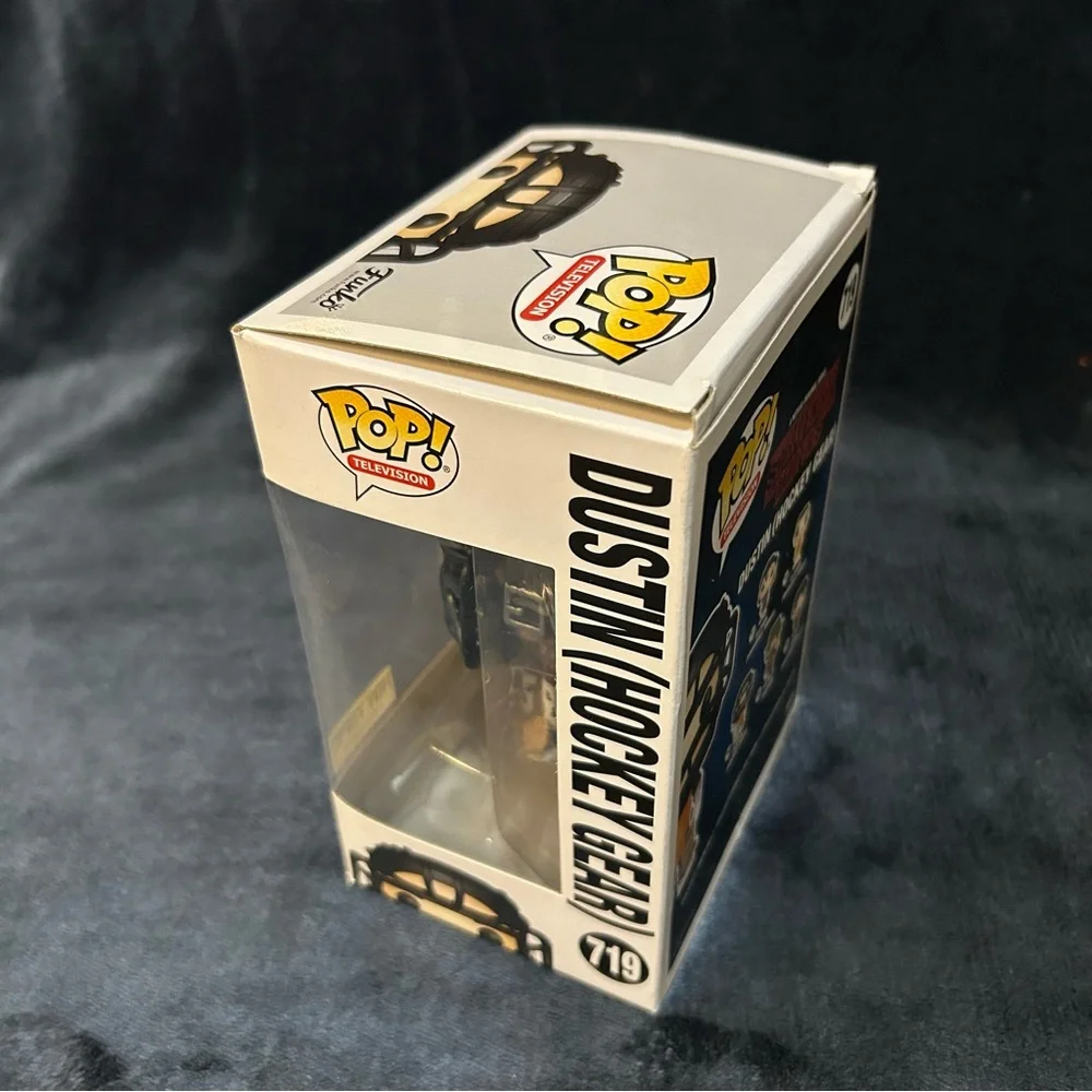 Funko Pop! - Stranger Things 719 - Dustin (Hockey Gear) - Hot Topic Exclusive - Picture 2 of 8